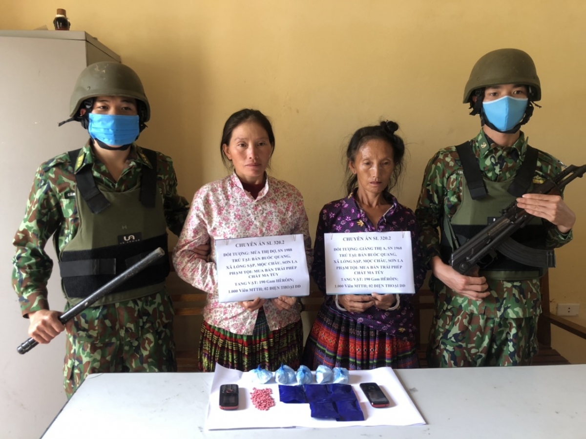 Biên phòng Sơn La bắt hai phụ nữ mua bán trái phép ma túy